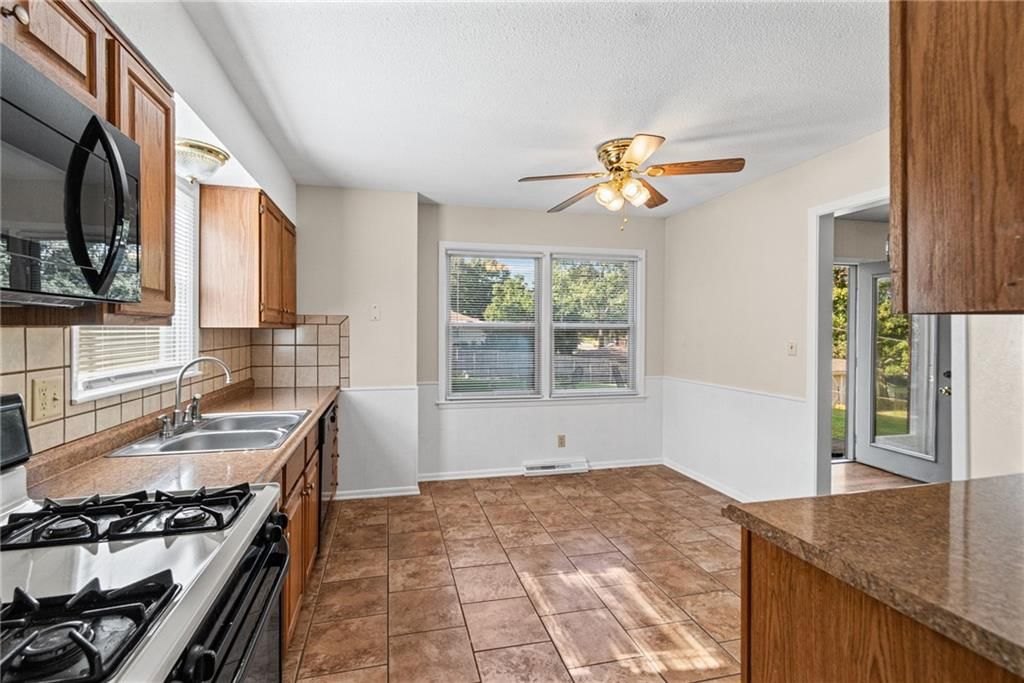 Photo 10 of 42 - 7512 N Baltimore Avenue, Gladstone, MO 64118