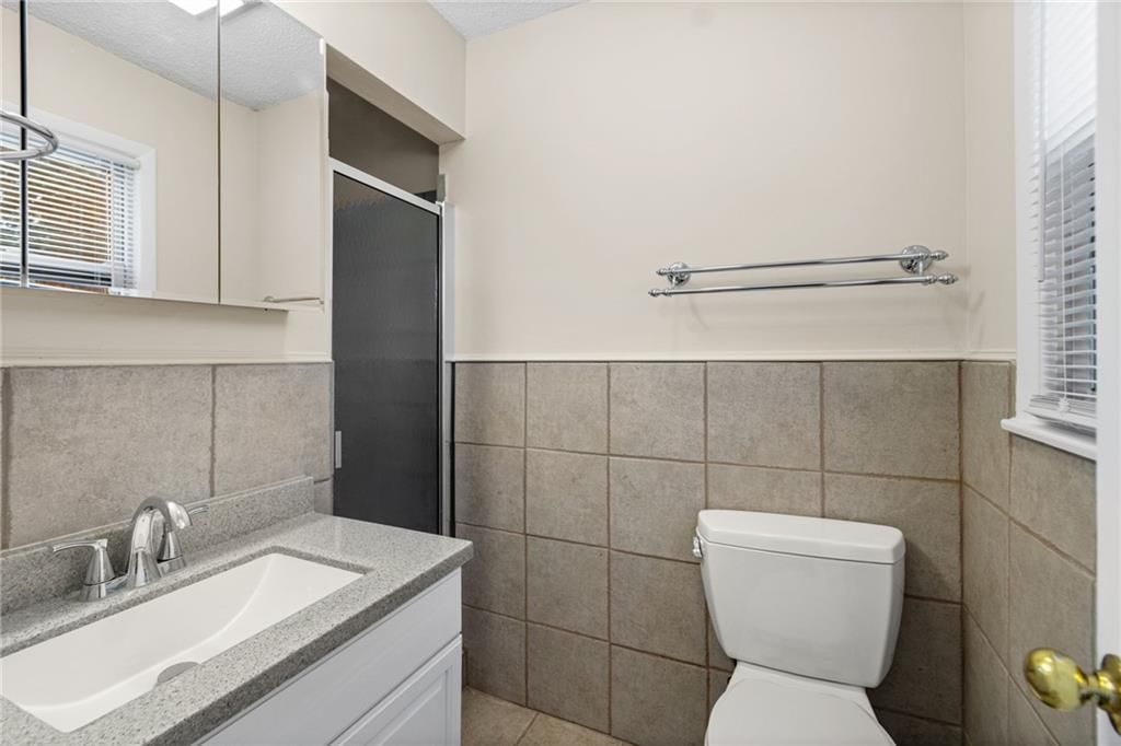 Double vanity at 7512 N Baltimore Avenue, Gladstone, MO 64118