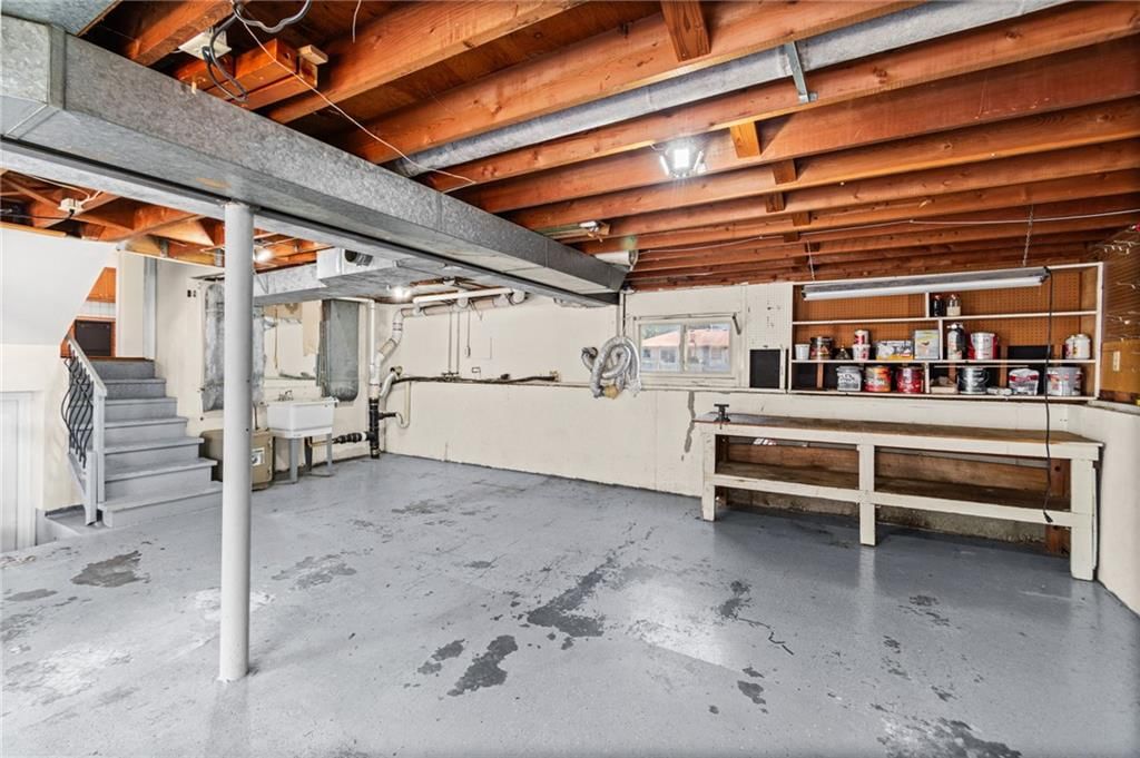 Ceiling beams at 7512 N Baltimore Avenue, Gladstone, MO 64118