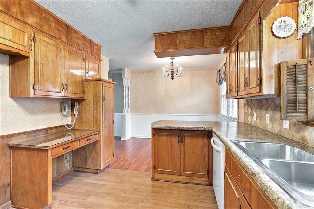 Photo 14 of 39 - 8914 Park Street, Lenexa, KS 66215