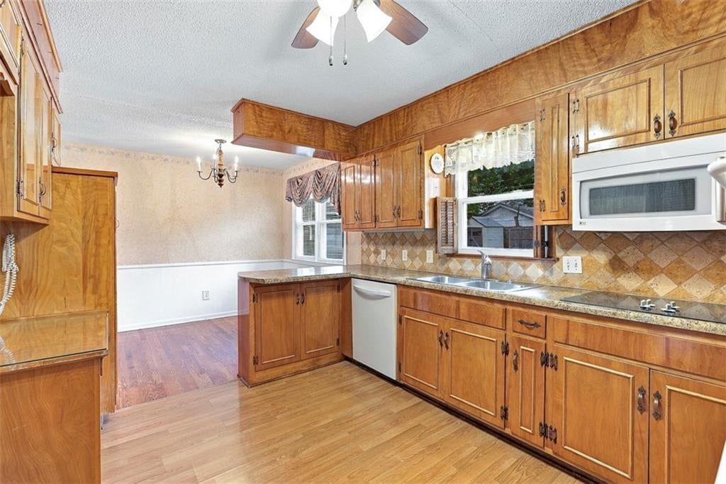 Photo 13 of 39 - 8914 Park Street, Lenexa, KS 66215