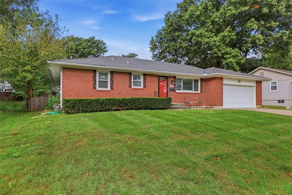 Photo 3 of 39 - 8914 Park Street, Lenexa, KS 66215
