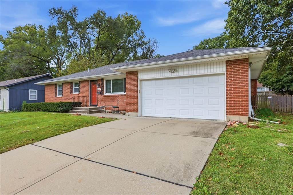 Attached garage and concrete driveway at 8914 Park Street, Lenexa, KS 66215