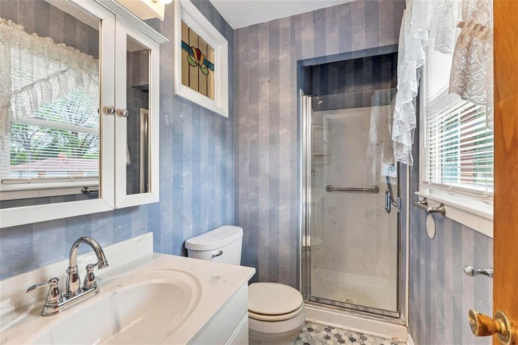 Photo 24: walk-in shower, 8914 Park Street, Lenexa, KS 66215