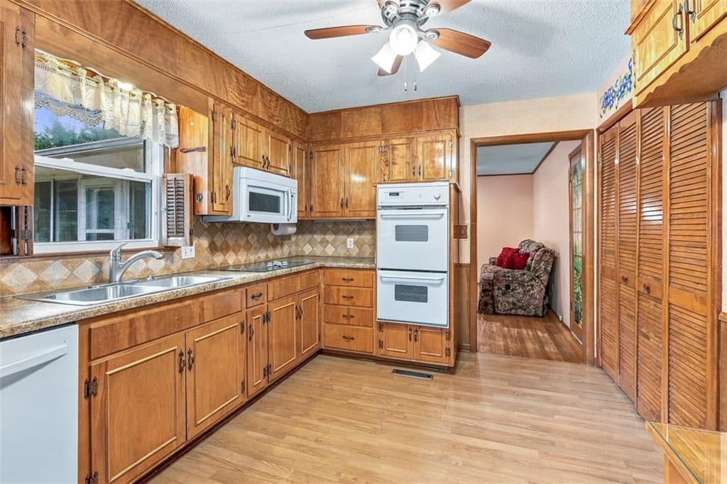 Double oven and white appliances at 8914 Park Street, Lenexa, KS 66215