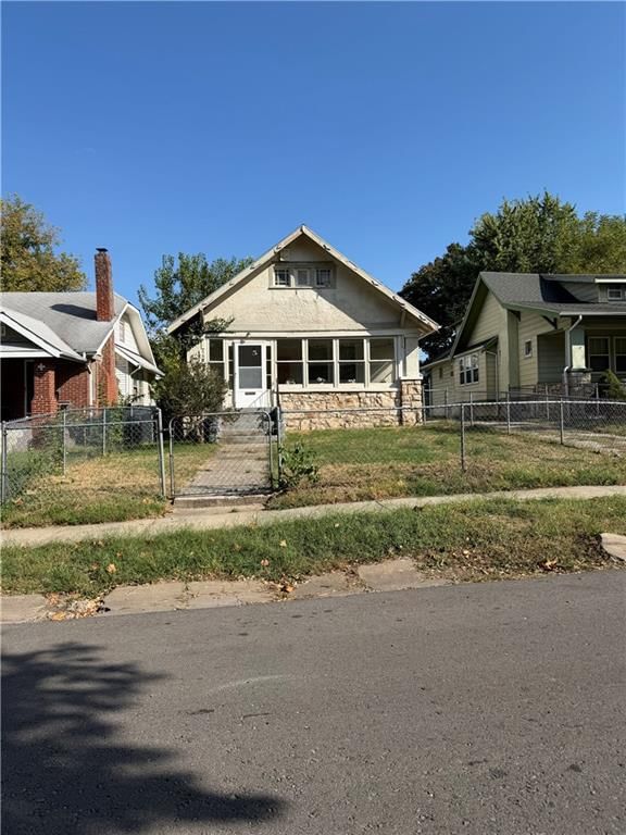 Photo 5 of 13 - 1177 65th Street, Kansas City, MO 64145