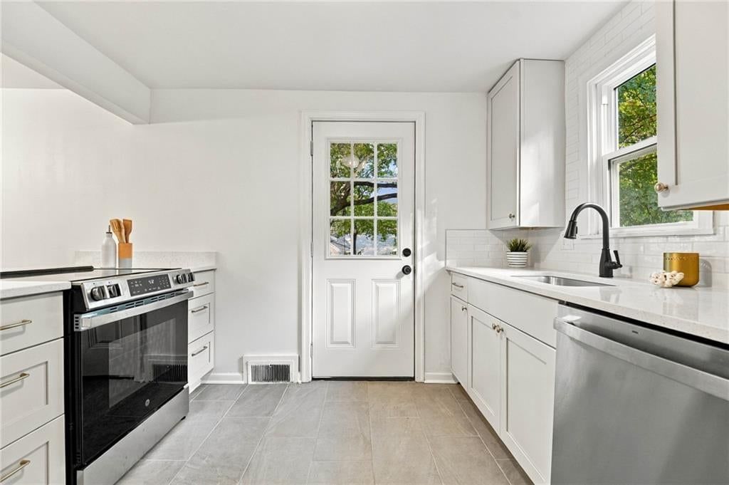 Photo 13 of 30 - 7929 Madison Avenue, Kansas City, MO 64114