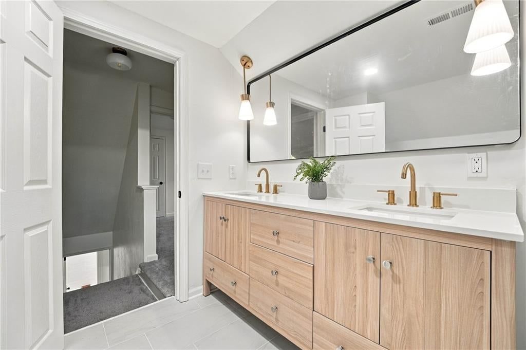 Photo 21 of 30 - 7929 Madison Avenue, Kansas City, MO 64114