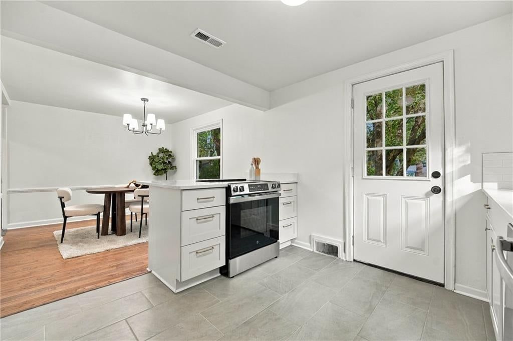 Photo 12 of 30 - 7929 Madison Avenue, Kansas City, MO 64114