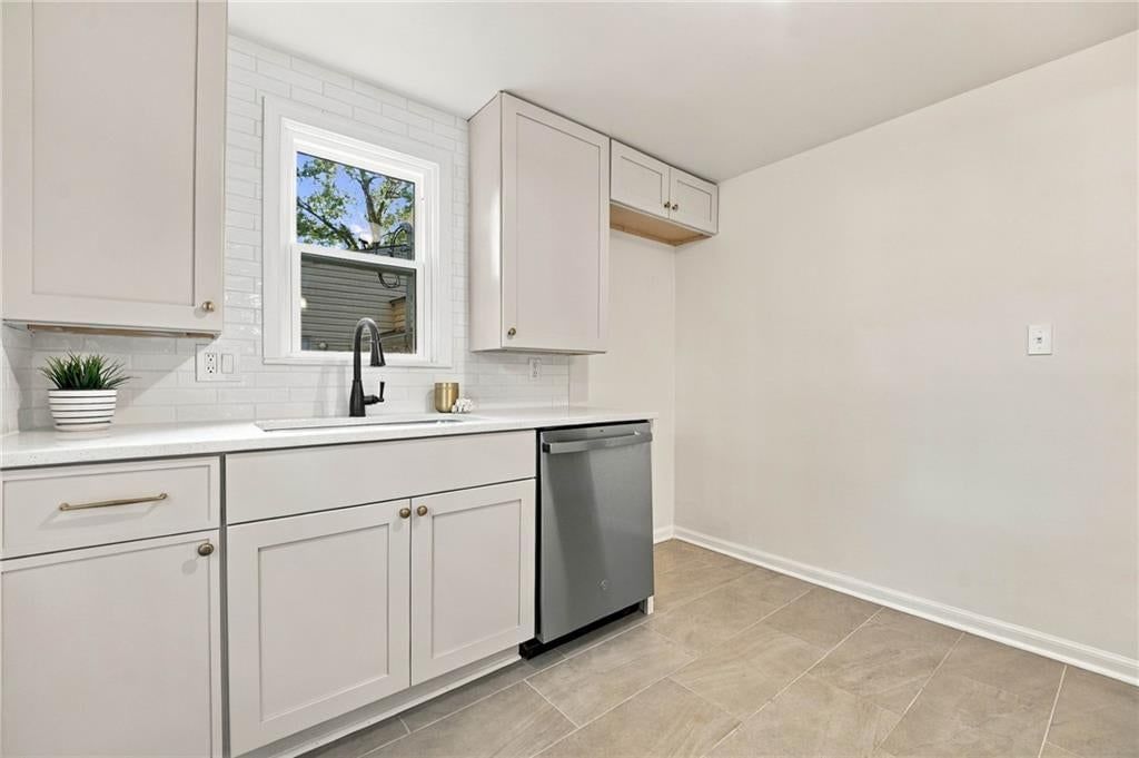 Photo 10 of 30 - 7929 Madison Avenue, Kansas City, MO 64114
