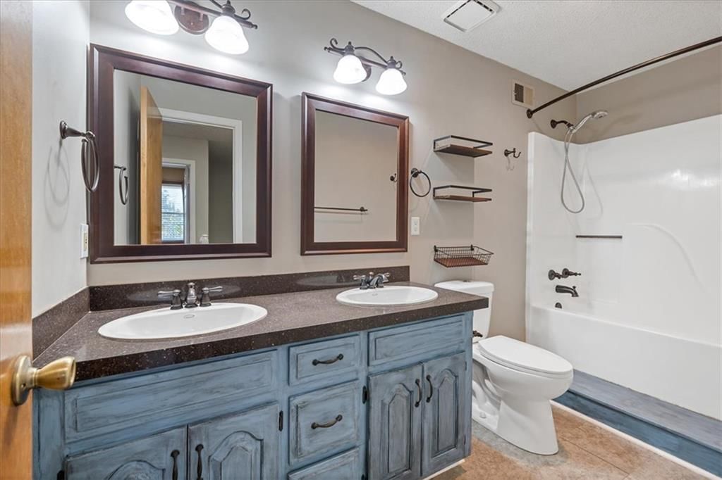 Photo 15 of 31 - 1425 N Hunter Drive, Olathe, KS 66061