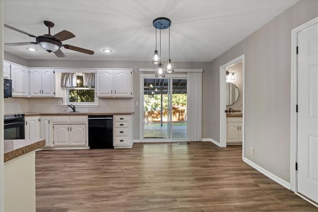 Statement lighting at 1425 N Hunter Drive, Olathe, KS 66061