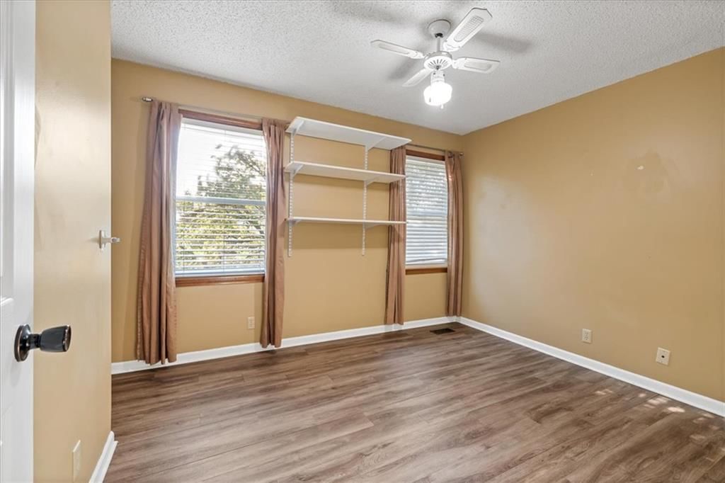 Photo 21 of 31 - 1425 N Hunter Drive, Olathe, KS 66061