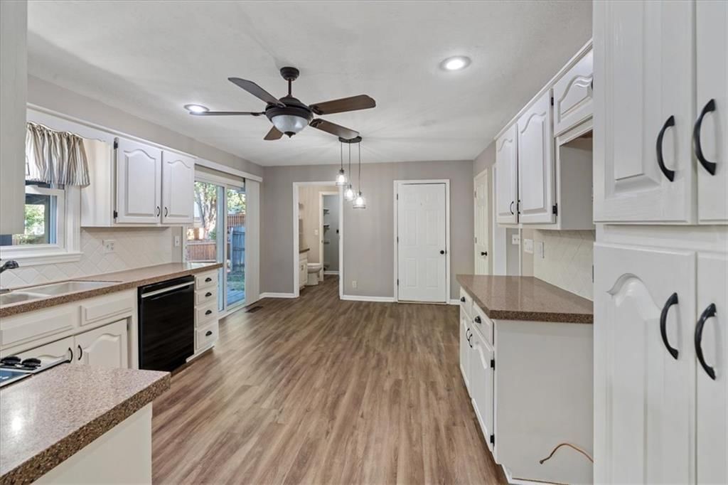 Photo 5 of 31 - 1425 N Hunter Drive, Olathe, KS 66061