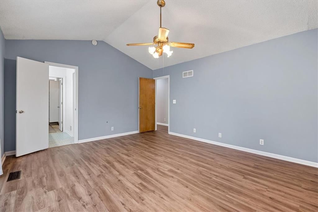Photo 12 of 31 - 1425 N Hunter Drive, Olathe, KS 66061