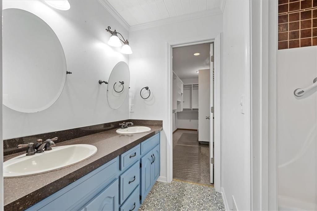 Photo 16 of 31 - 1425 N Hunter Drive, Olathe, KS 66061