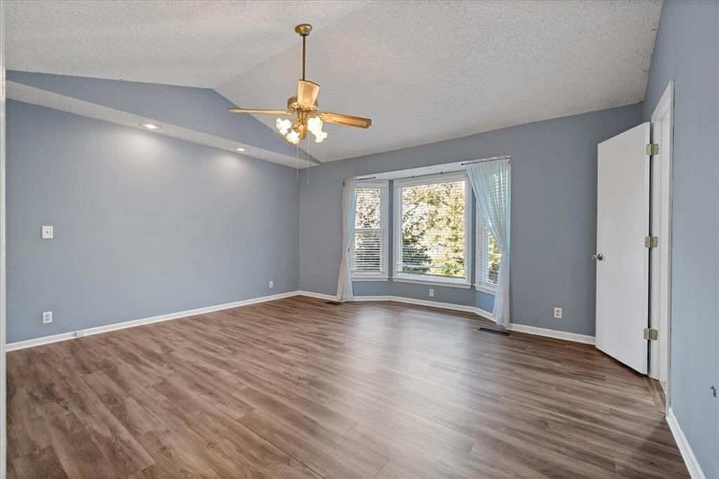 Photo 14 of 31 - 1425 N Hunter Drive, Olathe, KS 66061