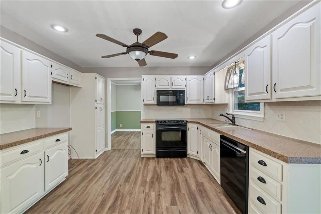 Photo 4 of 31 - 1425 N Hunter Drive, Olathe, KS 66061