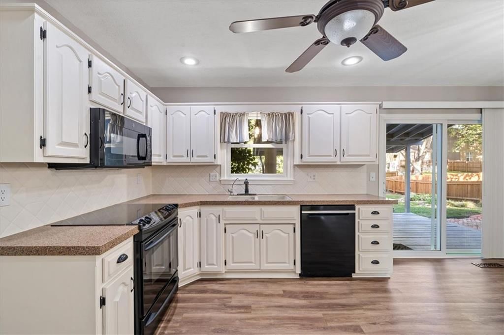 1425 N Hunter Drive, Olathe, KS: listing photo 2