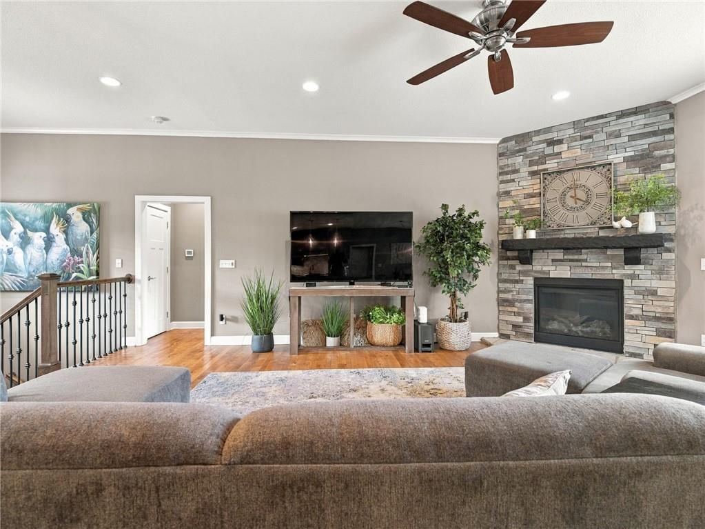 1205 SE Woodbine Drive, Blue Springs, MO
