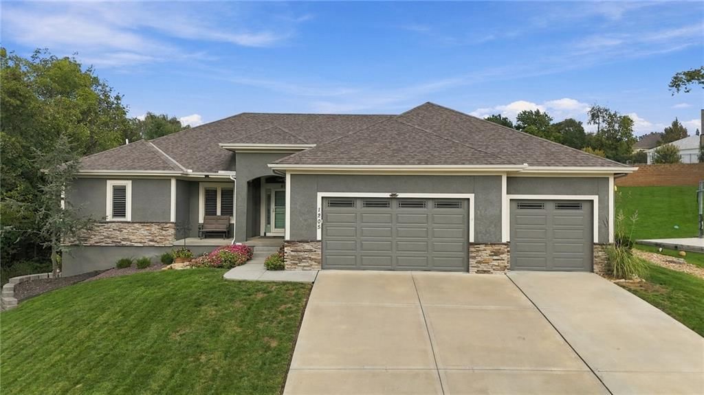 1205 SE Woodbine Drive, Blue Springs, MO: listing photo 2