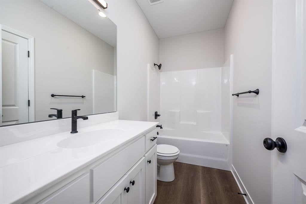 White vanity at 14617 Aspen Circle, Basehor, KS 66007