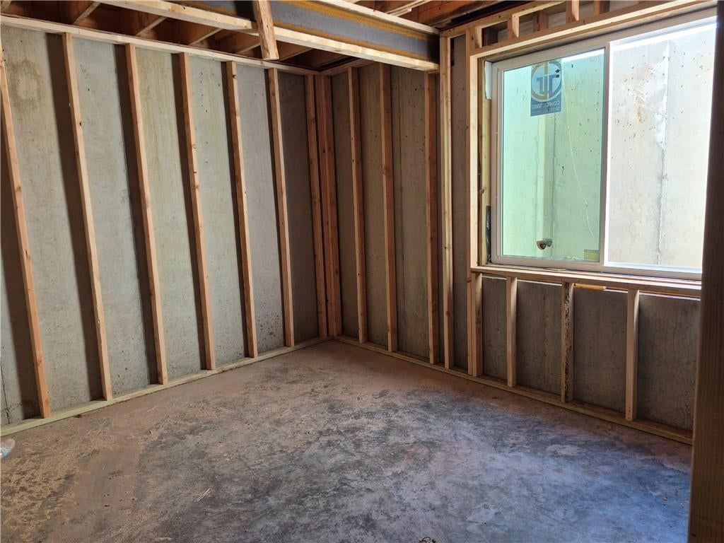 Photo 10 of 47 - 14617 Aspen Circle, Basehor, KS 66007