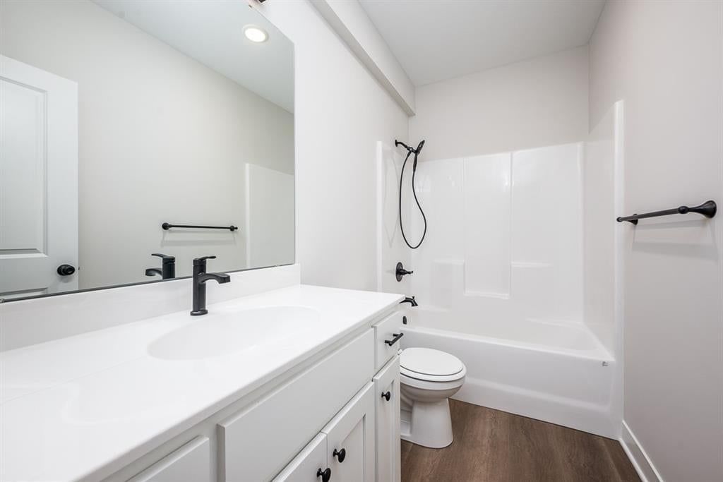 Tub and shower combo at 14617 Aspen Circle, Basehor, KS 66007