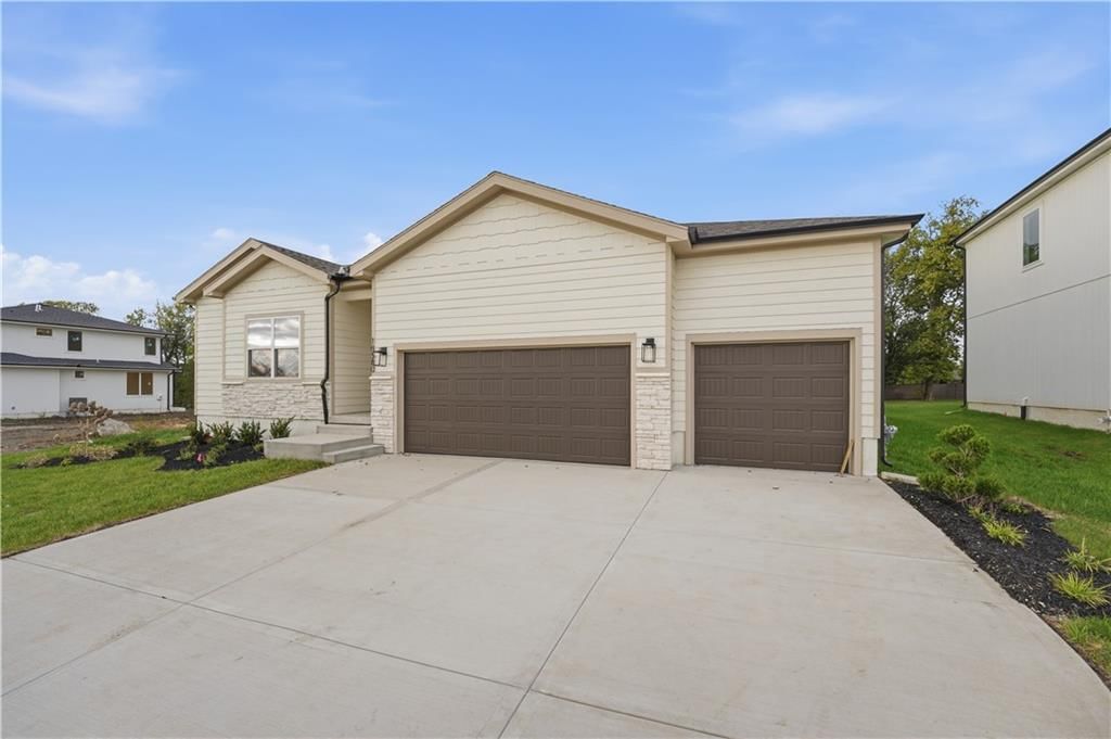 Photo 10 of 49 - 18580 W 195th Street, Spring Hill, KS 66083