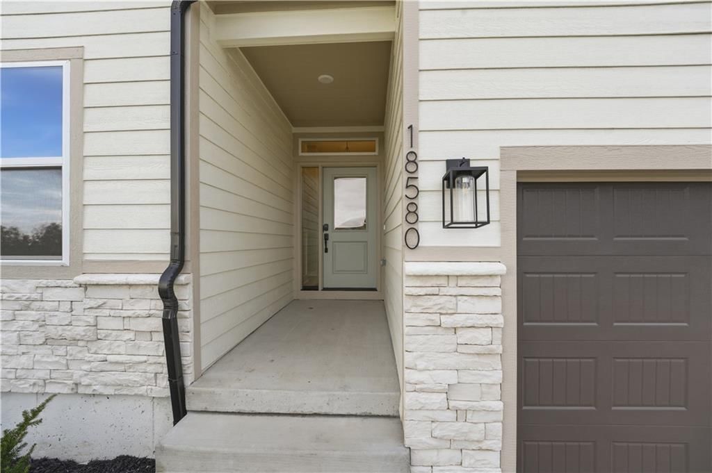 18580 W 195th Street, Spring Hill, KS: listing photo 2