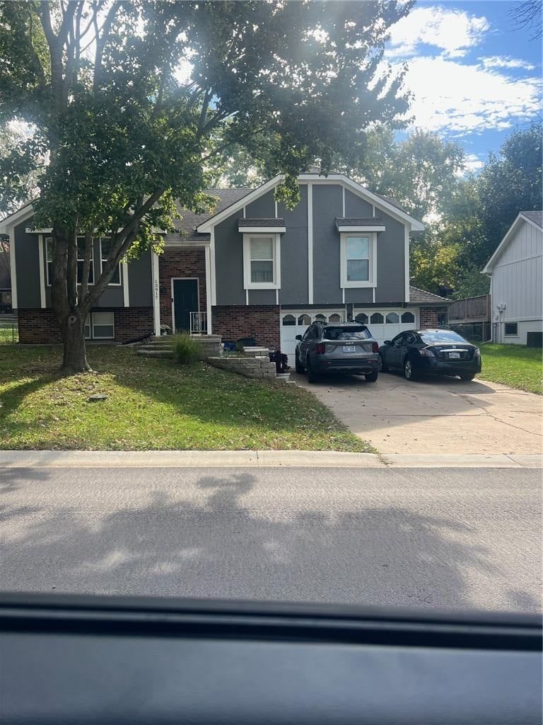 13917 S Summertree Lane, Olathe, KS