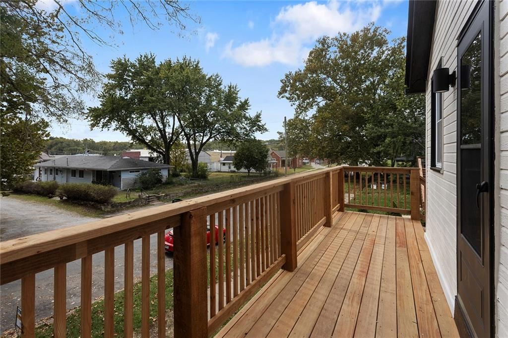 Photo 9 of 17 - 724 Seneca Street, Leavenworth, KS 66048