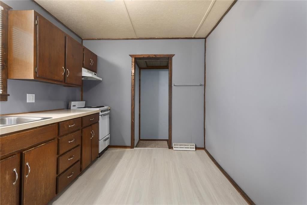 Photo 11 of 17 - 724 Seneca Street, Leavenworth, KS 66048