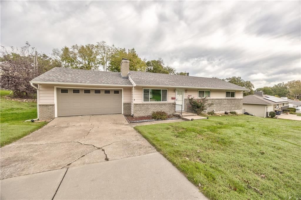 3910 NE 54th Street, Kansas City, MO: listing photo 2