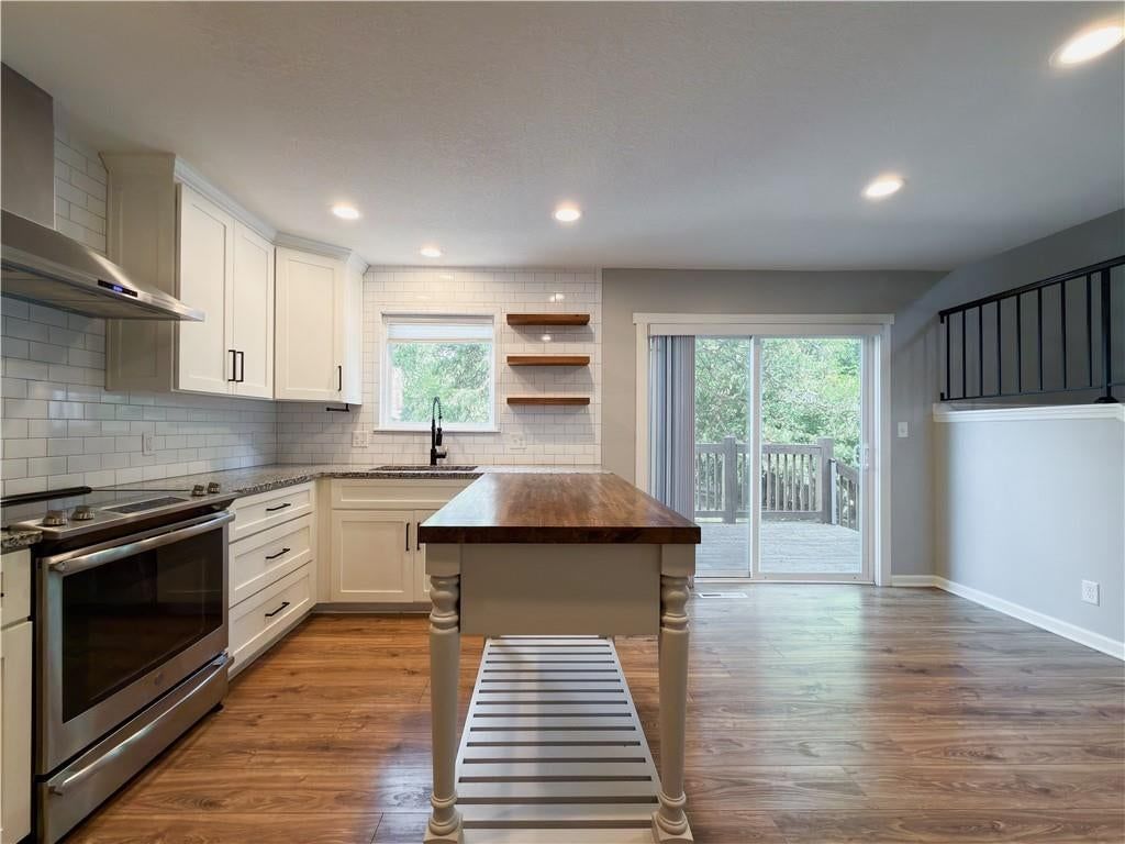 Open floor plan at 11915 W 66th Terrace, Shawnee, KS 66216