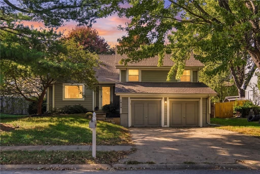 1819 S Stagecoach Drive, Olathe, KS: listing photo 2