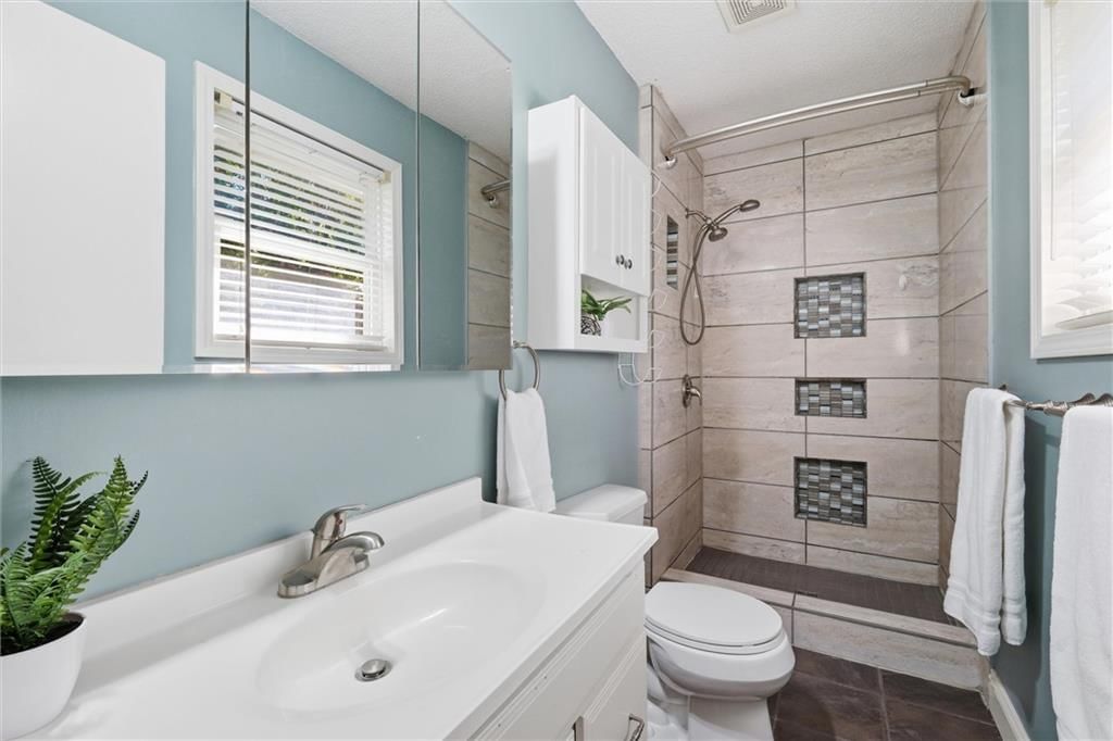 Photo 20: walk-in shower, 1819 S Stagecoach Drive, Olathe, KS 66062