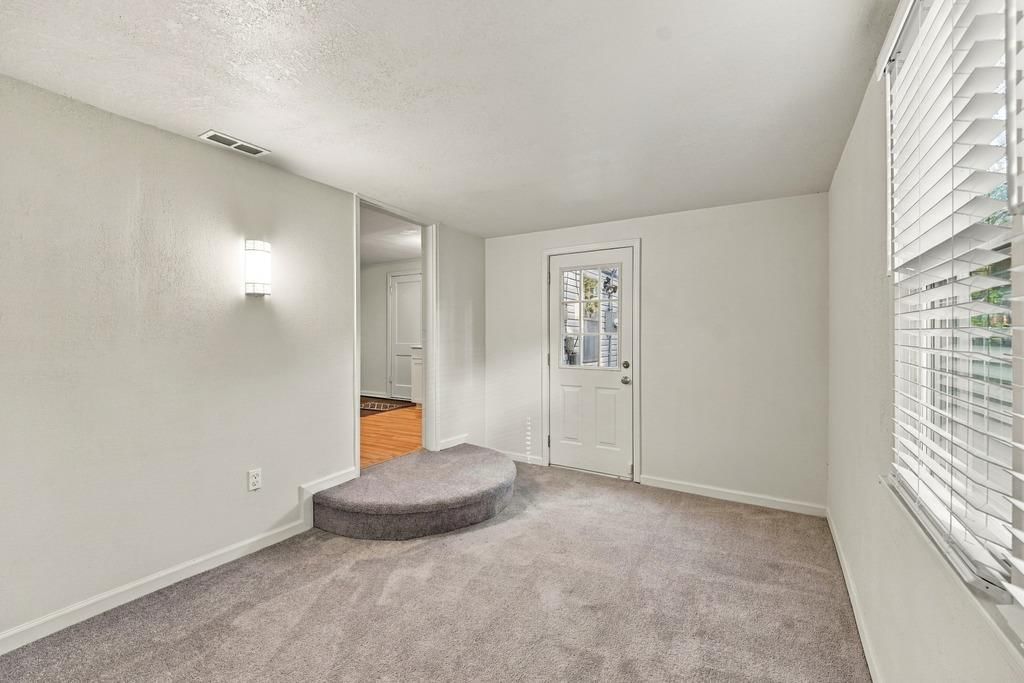 Photo 15 of 27 - 7709 Oak Street