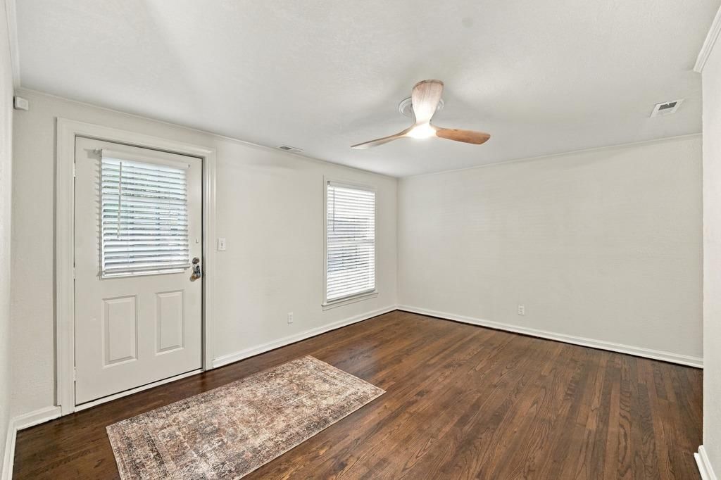 Photo 5 of 27 - 7709 Oak Street