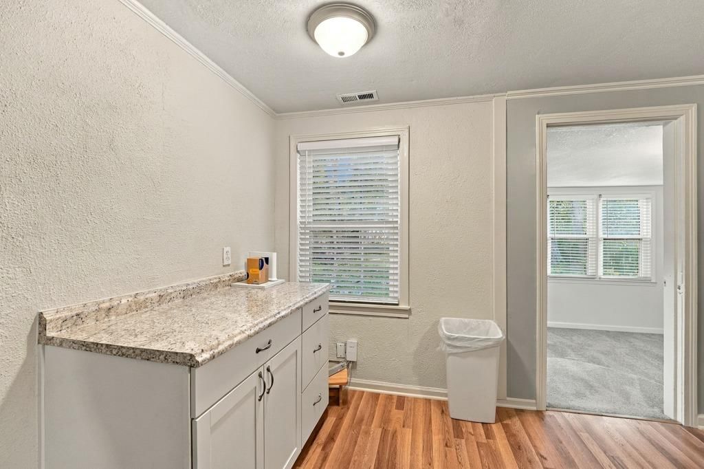 Photo 8 of 27 - 7709 Oak Street