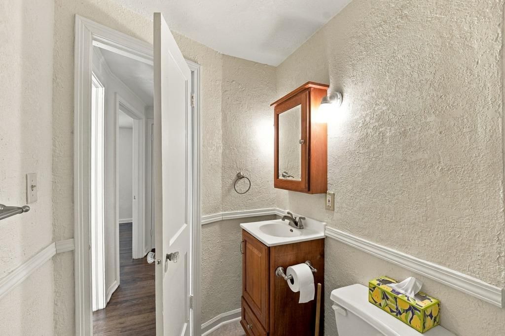 Photo 18 of 27 - 7709 Oak Street