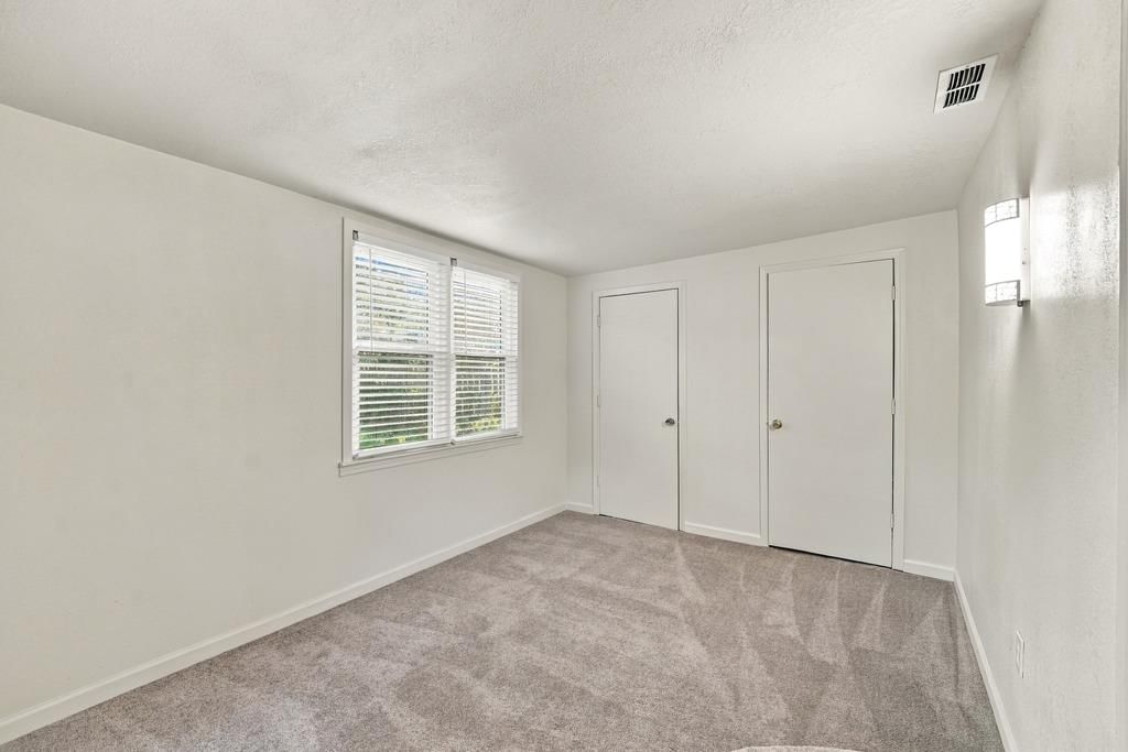 Photo 13 of 27 - 7709 Oak Street