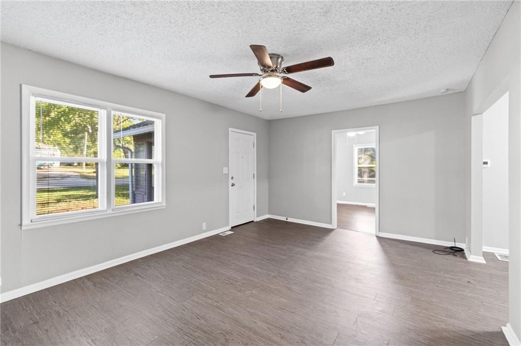 Photo 7 of 25 - 10213 E 71st Terrace, Raytown, MO 64133