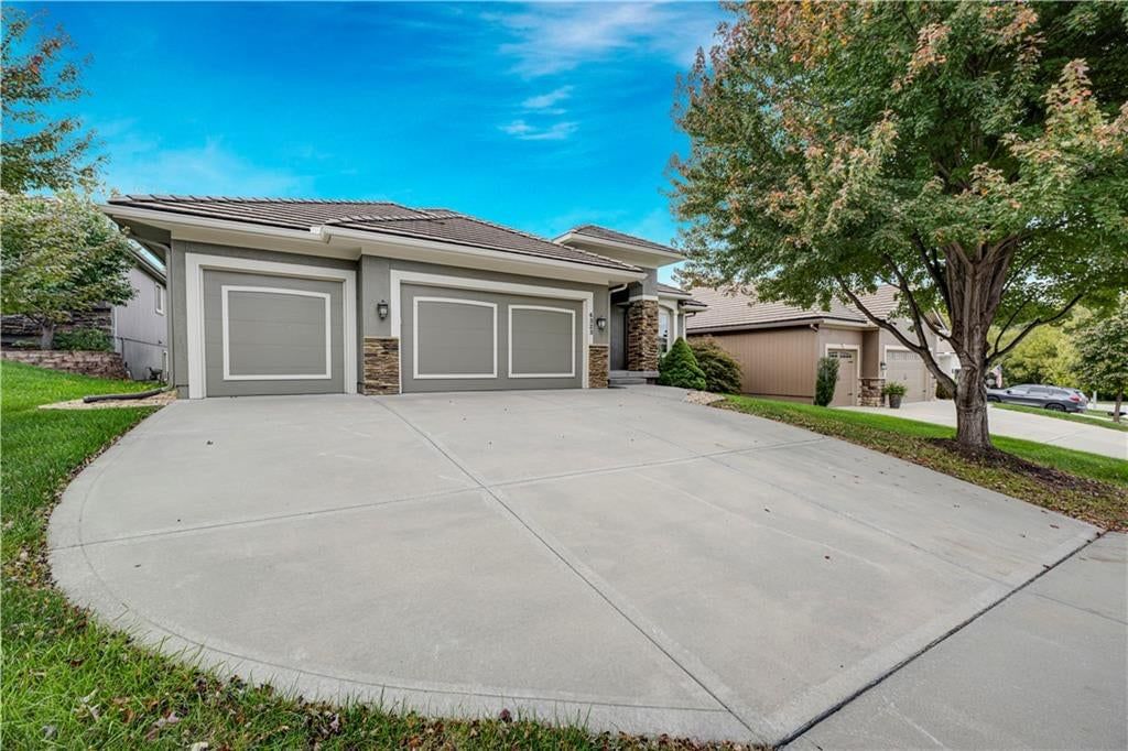 4323 NE Park Trails Court, Lee's Summit, MO: listing photo 2
