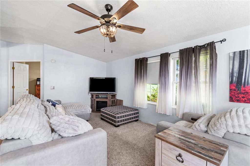 921 NE White Oaks Lane, Oak Grove, MO