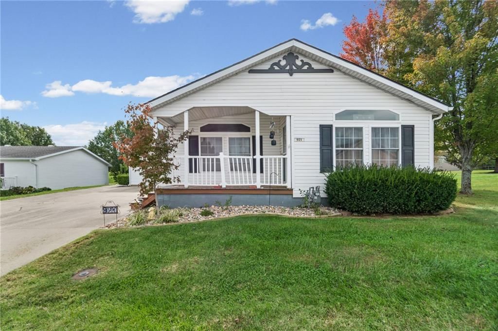 921 NE White Oaks Lane, Oak Grove, MO