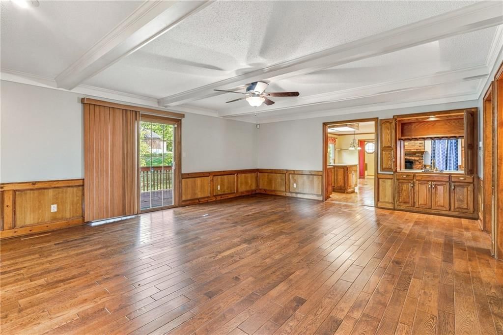 Tall ceilings at 17612 E 48th Terrace Court S, Independence, MO 64055