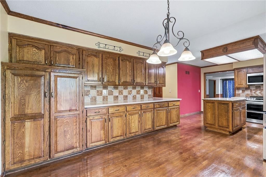 Statement lighting at 17612 E 48th Terrace Court S, Independence, MO 64055