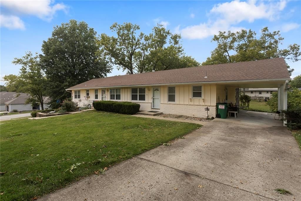 Attached garage at 2 NE 62 Terrace, Gladstone, MO 64118