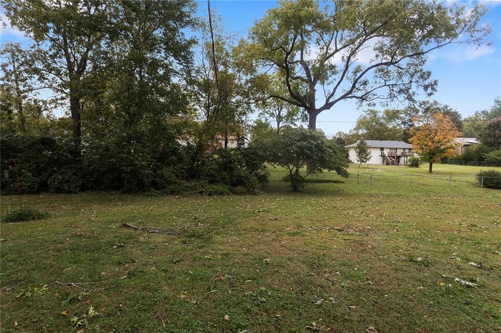 Mature trees at 2 NE 62 Terrace, Gladstone, MO 64118